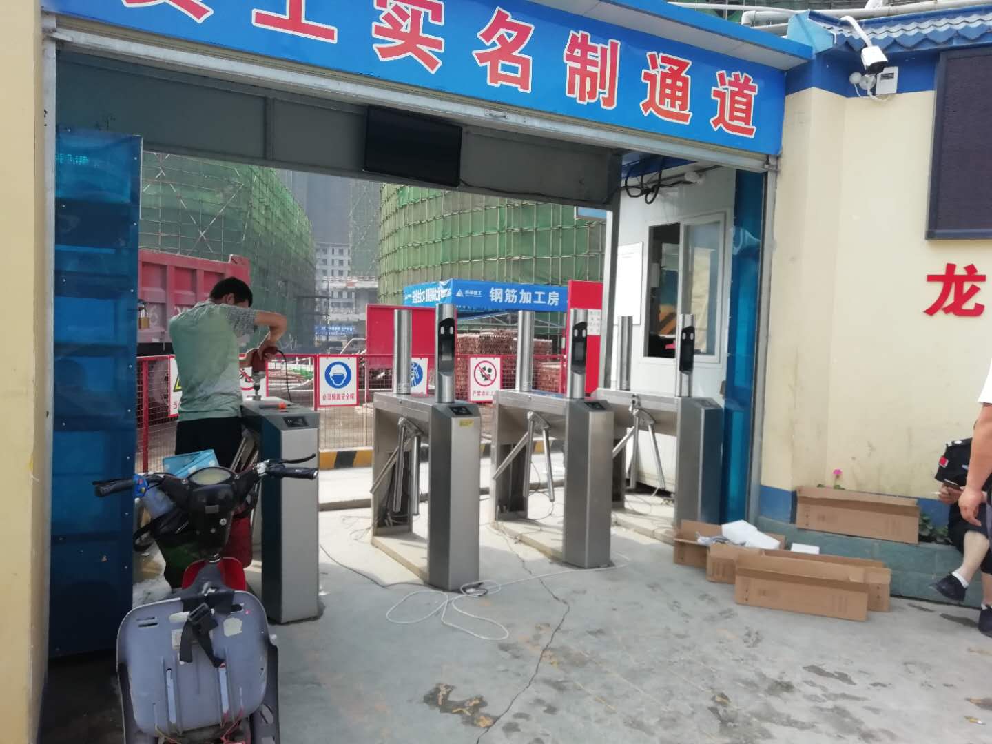 成都八建工人實(shí)名制人臉識(shí)別門禁系統(tǒng) 成都八建工人實(shí)名制人臉識(shí)別門禁系統(tǒng)